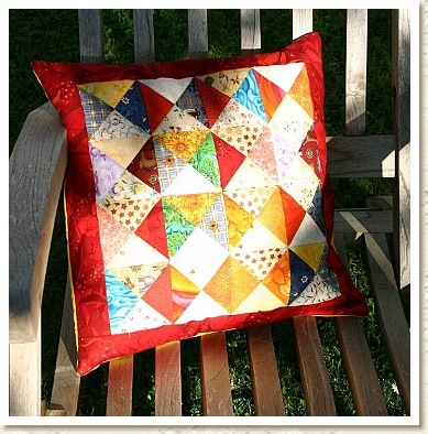 kunterbuntes Kissen rot