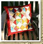 kunterbuntes Kissen rot